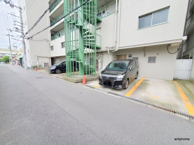グリーンハイツ十三　仲介手数料無料の駐車場