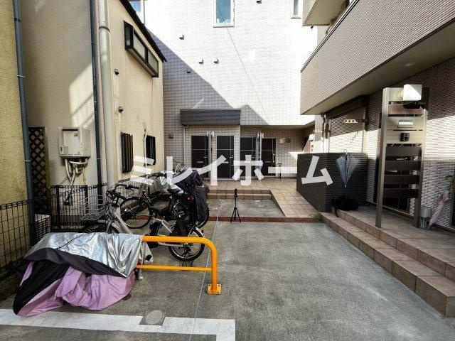 シャルールの駐車場