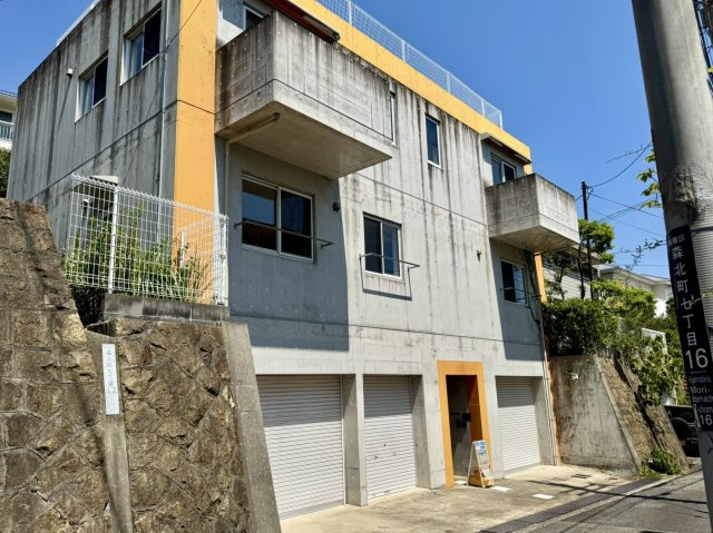 森北町7丁目戸建の外観|玄関ドアに合わせたオレンジのラインがアクセントで映える
コンクリート打ちっぱなしのスタイリッシュな外観