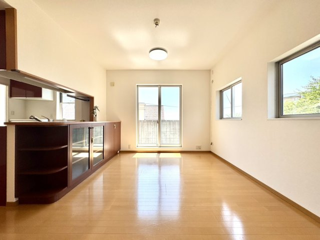 森北町7丁目戸建の居間・リビング|リビングは三面採光を採用し、明るく暖かい空間を演出。