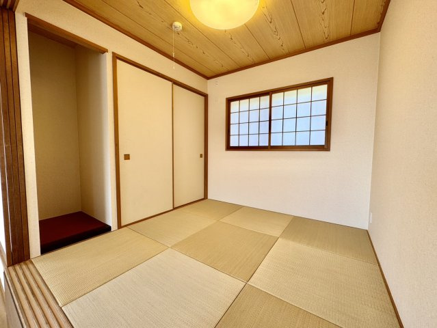 森北町7丁目戸建の和室|琉球風畳は、フローリングの部屋にも馴染みやすく、モダンでおしゃれな空間を演出。