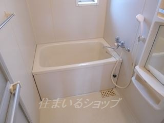 プレジール加藤　Ｂ棟の浴室|窓あり