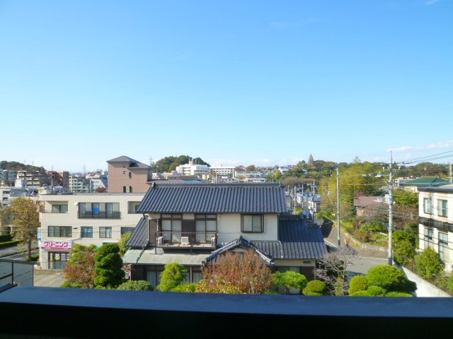 バルコニーからの眺望は前に高い建物が無く陽当り眺望良好です♪