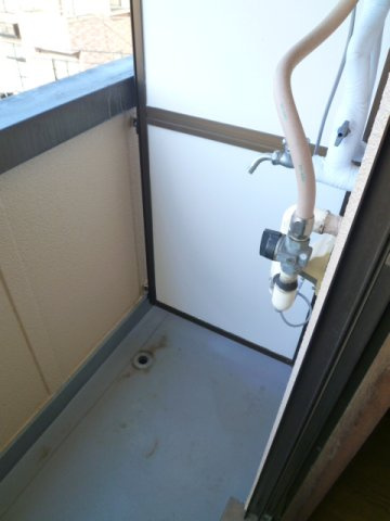 洗濯機置き場はバルコニーにございます♪