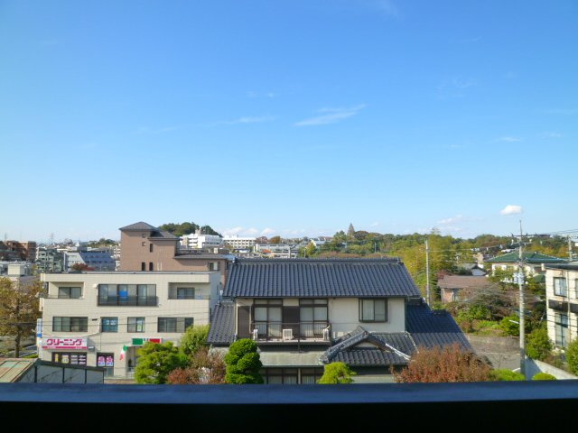 バルコニーからの眺望は前に高い建物が無く陽当り眺望良好です♪