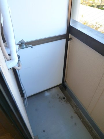 洗濯機置き場はバルコニーにございます♪