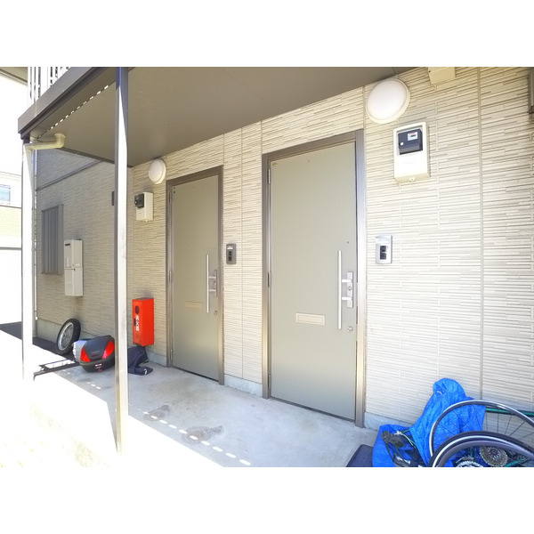 市川市東菅野２丁目のアパートのエントランス