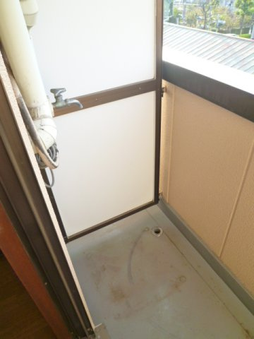 洗濯機置き場はバルコニーにございます♪
