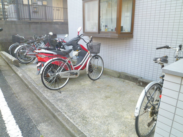 敷地内駐輪場です。原付も無料で停められます♪