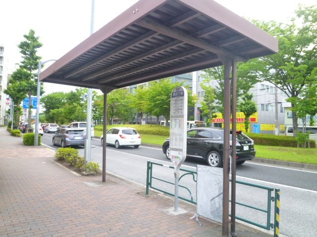 徒歩５分の諏訪下橋バス停から８分で、聖蹟桜ヶ丘駅に行けます♪