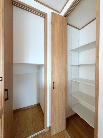 安芸区矢野東4丁目 No.2の収納|パントリー収納☆
食材のストックや、箱買いしてきたものを段ボールのまま収納することができます！