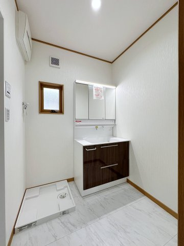 安芸区矢野東4丁目 No.2の洗面所|シャワー付き洗面化粧台☆
洗面台にシャワー機能が付いたもので、シャンプーなども行える多機能洗面台です。また、顔や手を洗うためだけではなく、シャワー付き洗面台を使えば手洗い洗濯などでも利用できます♪