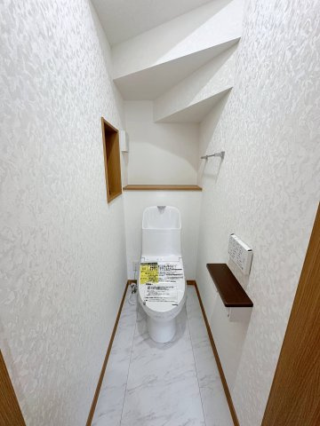 安芸区矢野東4丁目 No.2のトイレ|1階ウォシュレットトイレ☆
各階にウォシュレットトイレがついています♪