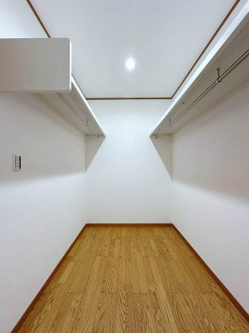 安芸区矢野東4丁目 No.2の収納|主寝室にある3帖のウォークインクローゼット☆
たくさん収納できます♪