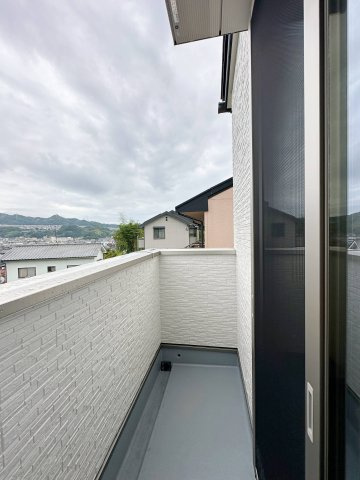 安芸区矢野東4丁目 No.2のバルコニー|6.3帖洋室から出入り可能なバルコニー☆