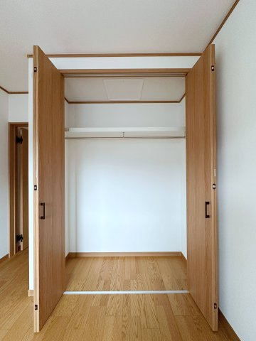 安芸区矢野東4丁目 No.2の収納|全居室収納☆
5.3帖洋室のクローゼットです♪