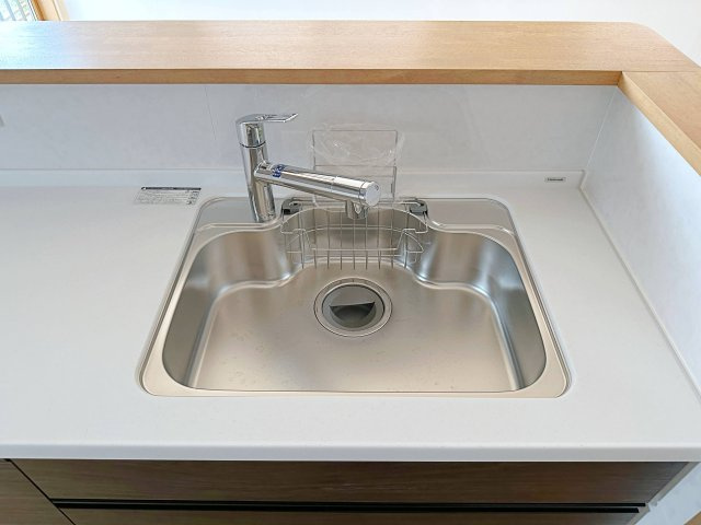 安芸区矢野東4丁目 No.2のキッチン|浄水機能付きステンレスシンク☆
ステンレスシンクは傷や汚れに強く、お手入れも簡単で使いやすいです♪
さらにワンタッチで浄水に切り替えができる為とても便利です！