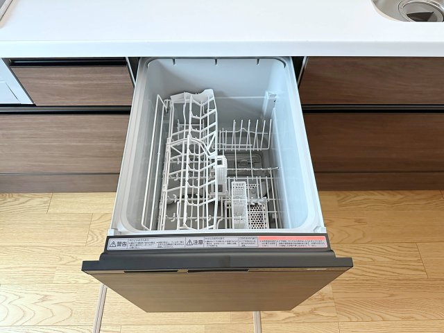 安芸区矢野東4丁目 No.2のキッチン|4人から5人分の食器洗浄乾燥機☆
水道代の節約にもなり、家事の時短もできる優れ物です♪
スライド式で上から全体が見えるため食器の出し入れもスムーズです♪