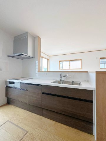 安芸区矢野東4丁目 No.2のキッチン|人造大理石天板使用のシステムキッチン☆
人造大理石天板は水垢が付きにくく汚れが落ちやすいのでお手入れも楽ちんです♪