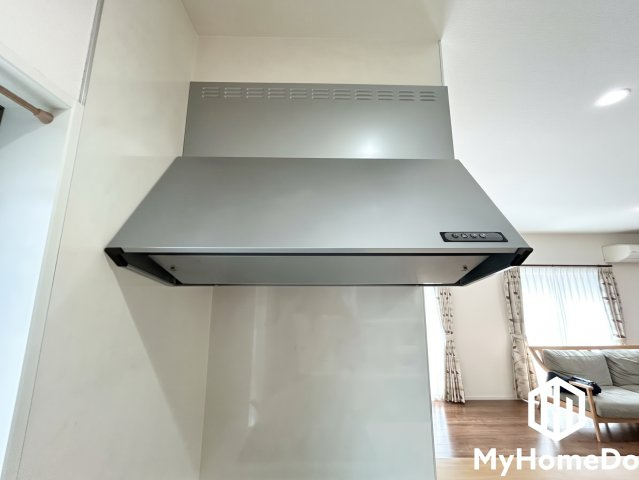 一宮市大和町苅安賀字上西之圦のキッチン|お部屋の空気を爽やかに保つ換気扇でございます。お手入れのしやすさもぜひご確認くださいませ。