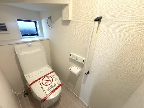 西区己斐上2丁目のトイレ|やわらかな自然光が入る明るいトイレ。限られた空間をすっきり見せる設計で日常使いも快適です。