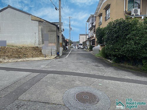 紫野南花ノ坊町 新築戸建の前面道路含む現地写真