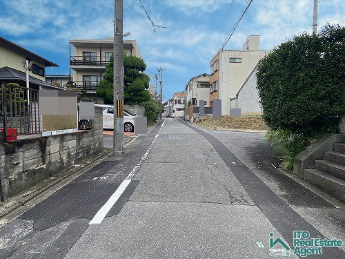 紫野南花ノ坊町 新築戸建の前面道路含む現地写真