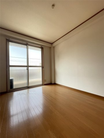 エサキビル【キャッシュバック対象物件】の内装|明るい室内です