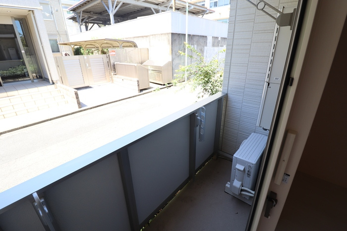 三鷹市新川６丁目のアパートのバルコニー