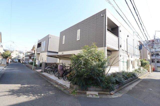 三鷹市新川６丁目のアパートの外観