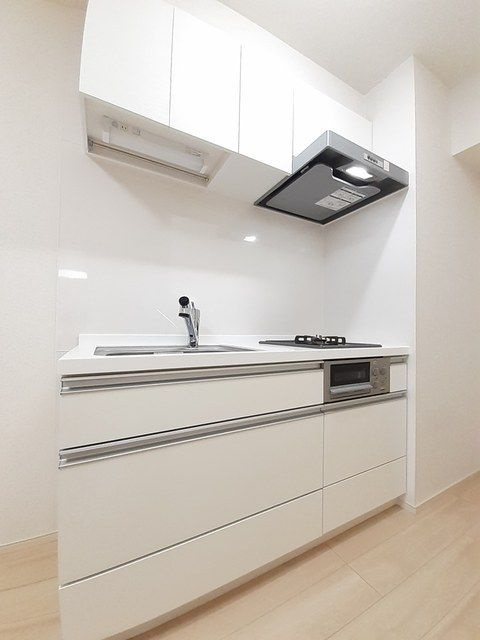 ボヌール　トーキ　ササヅカのキッチン|システムキッチンは白基調で綺麗ですね