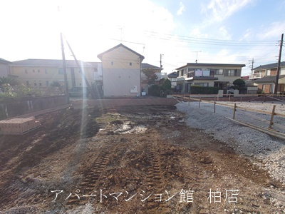 流山市東深井新築アパートの庭