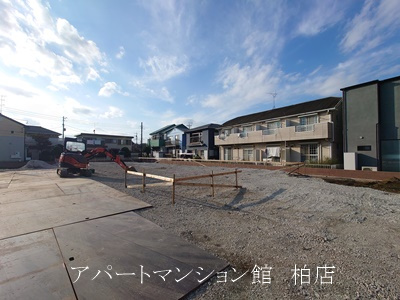 流山市東深井新築アパートのエントランス