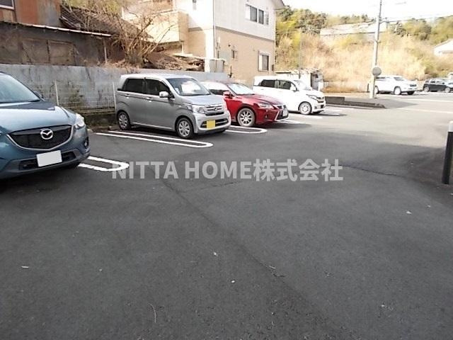 ファインズ　コートの駐車場|敷地内に駐車場も完備♪