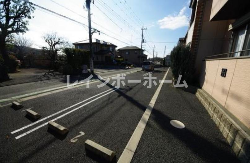 フェアリーウィステリア壱番館の駐車場|同物件別号室参考写真です。