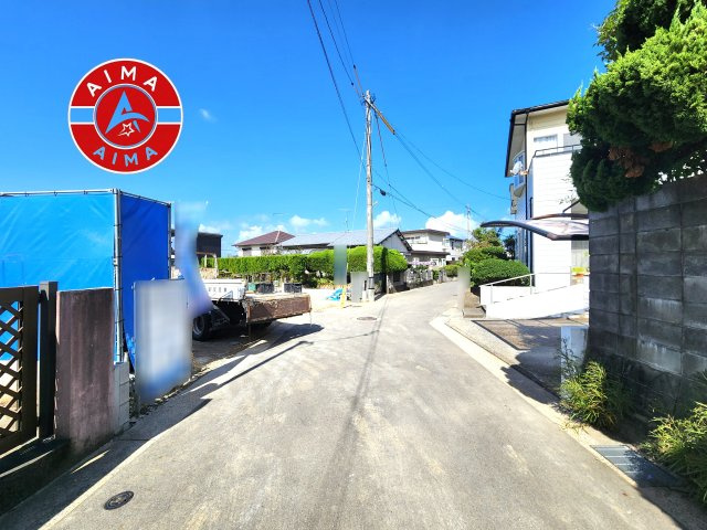 福岡市東区高美台2丁目第7-2棟（2号棟）の前面道路含む現地写真|前面道路は閑静な住宅地をはしる車通りの少ない道路。お車の出し入れが苦手なママや小さなお子様にも安心ですね。しっかり舗装もされているので、ベビーカーや自転車で通っても快適に通行できます。