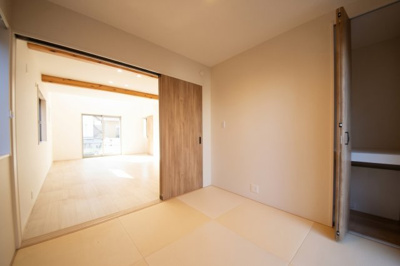 【和室】 | 大津市坂本2丁目2-58　中古戸建 | リビングと一体活用できる和室、開放状態