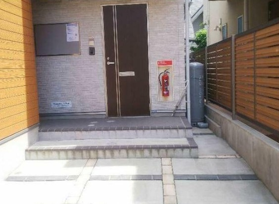 Walea明大前のエントランス