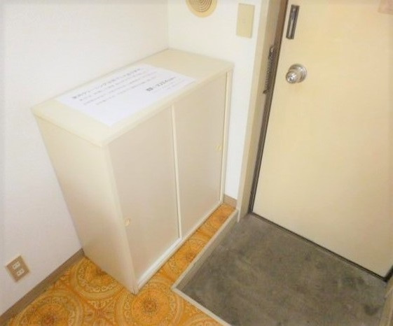 西多摩郡瑞穂町南平１丁目の賃貸マンションの玄関