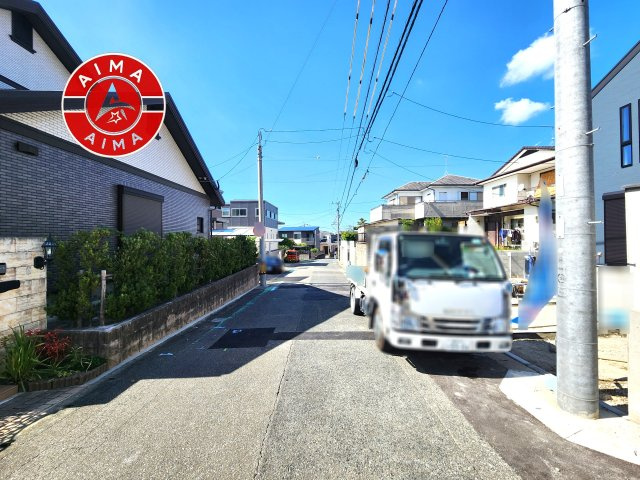 福岡市東区若宮2丁目第25-2棟（1号棟）の前面道路含む現地写真|前面道路は閑静な住宅地をはしる車通りの少ない道路。お車の出し入れが苦手なママや小さなお子様にも安心ですね。しっかり舗装もされているので、ベビーカーや自転車で通っても快適に通行できます。