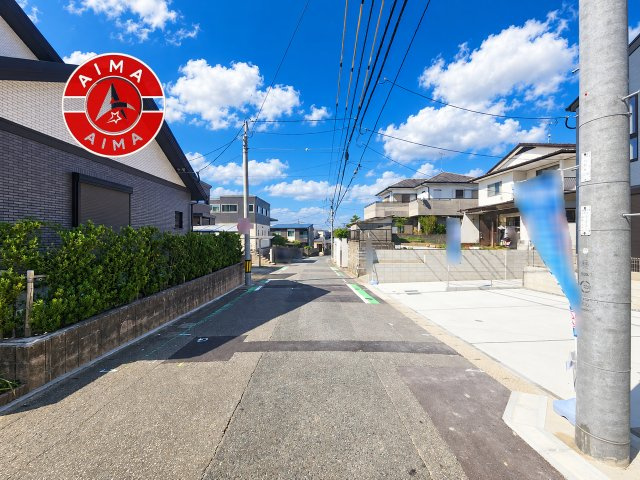N・福岡市東区若宮2丁目第25-2棟（1号棟）の前面道路含む現地写真|前面道路は閑静な住宅地をはしる車通りの少ない道路。お車の出し入れが苦手なママや小さなお子様にも安心ですね。しっかり舗装もされているので、ベビーカーや自転車で通っても快適に通行できます。