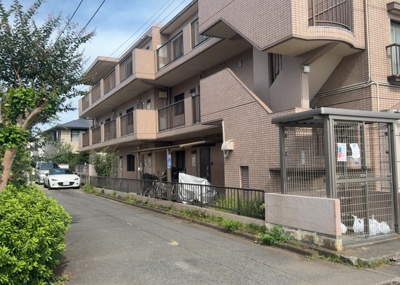 【外観】 | ヴィラ橋本東 | 外観はマンション管理がされているかの目安になります。築年数が古いと、壁面は劣化してひび割れが生じることも！建物が古びていても細かいところが修繕されていると、きちんと管理されているなぁと感じるでしょう。
