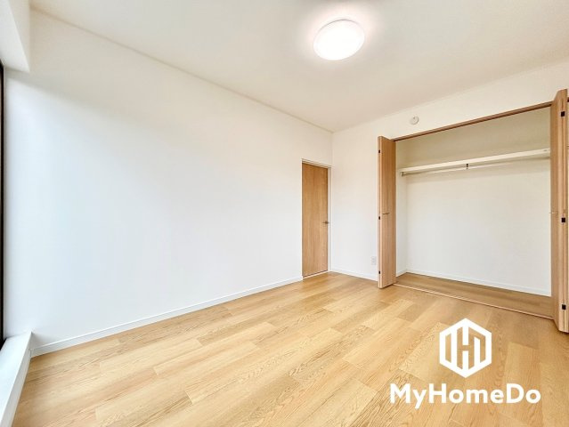 春日井市南花長町の寝室|クローゼット付きで、お部屋をすっきりと広く使える洋室です。