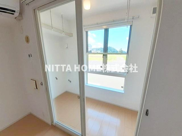 舞鶴市字中田のアパートのバルコニー|日当たり良好なバルコニー付き◎