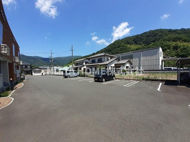 舞鶴市字中田のアパートの駐車場|敷地内駐車場がついています◇