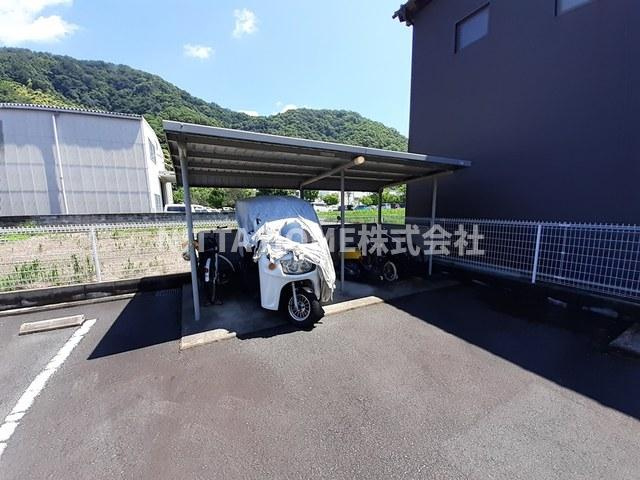 舞鶴市字中田のアパートのその他共用部分|屋根付きの駐輪場になります◎