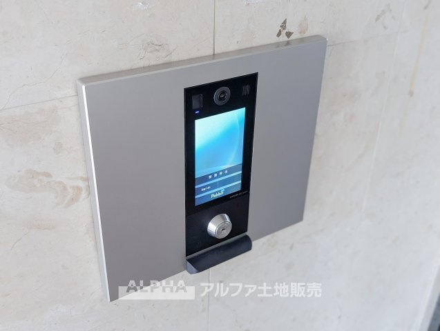 グランツ羽村神明台アイルフォートの防犯設備|【Intercom】◆来訪者を確認できる設備◆
玄関を開ける前に来訪者を確認できるインターホン。日々の暮らしに安心感をプラスする設備です。