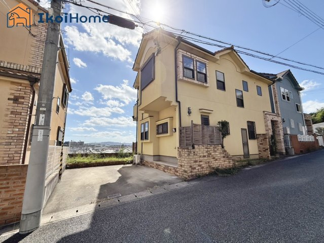 神戸市西区伊川谷町潤和　中古戸建の外観|お洒落な建物！駐車スペース2台可能！南側に建物なく開放的！全室南からの光が入り陽当り良好・通風良好！