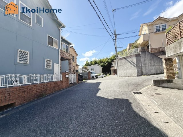 神戸市西区伊川谷町潤和　中古戸建の前面道路含む現地写真|●年中無休：当日予約可●前面道路は北側6ｍです！交通量は少なく小さなお子様がいても安心！