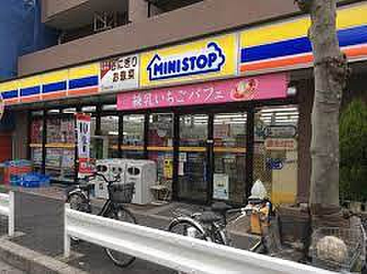 ＡＲＴＥＳＳＩＭＯ ＧＬＥＩＳの周辺